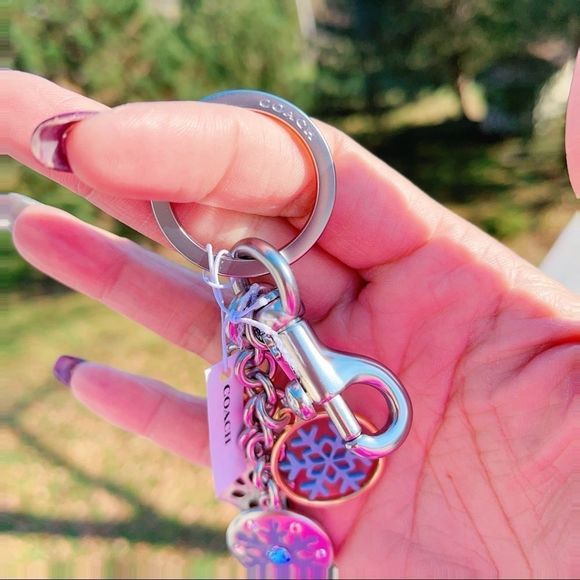 Authentic
COACH Enamel & Metal snowflake 5" keychain - Picture 8 of 8